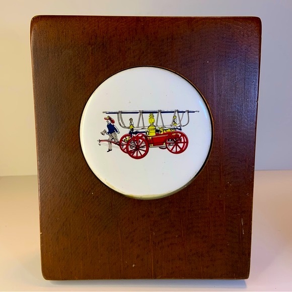 Set Of 2 The Colonial Peddler Firefighter & Horse Drawn Engines Wooden Bookends - Picture 2 of 13